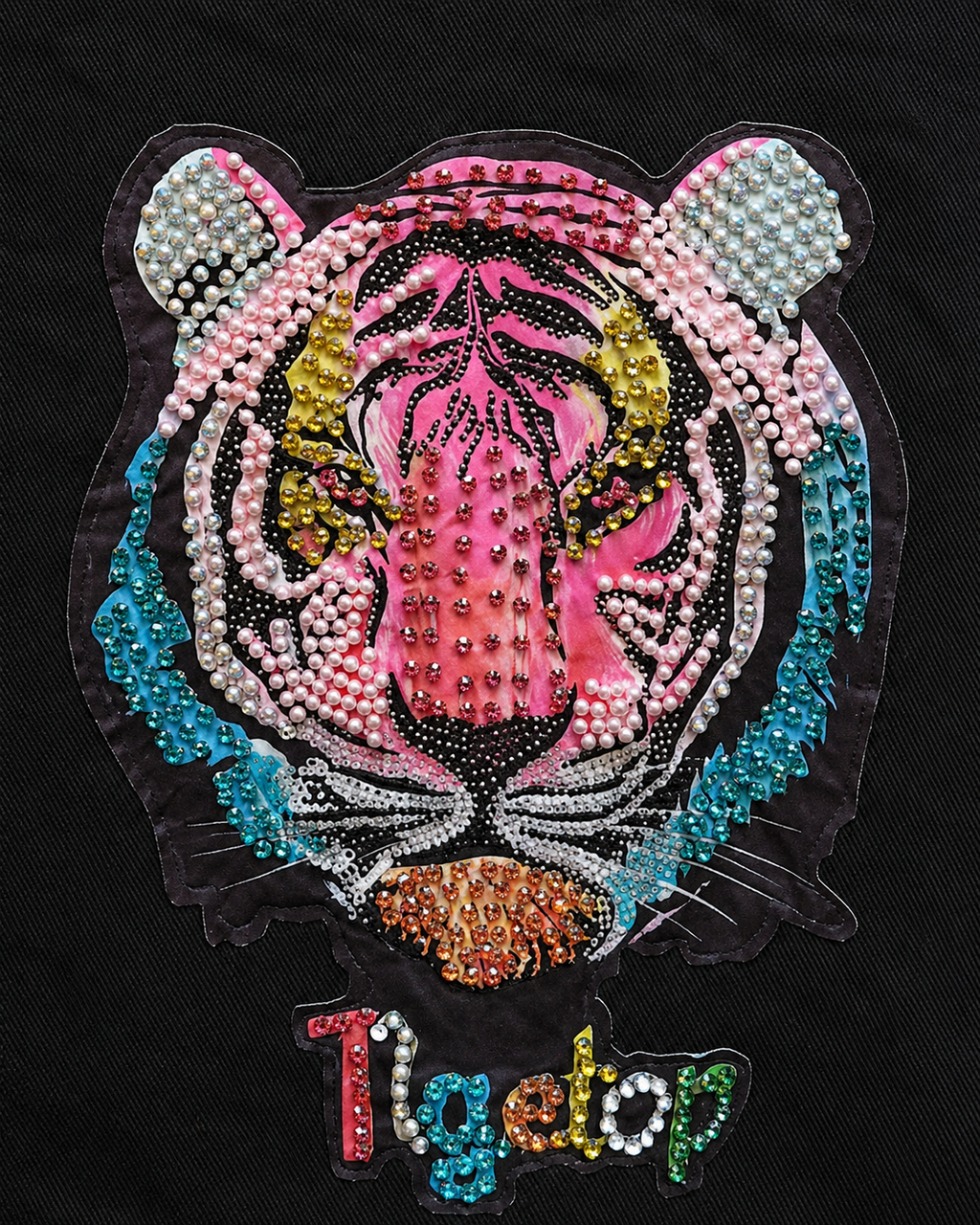 Chaqueta denim negra con bordado de tigre en pedrería