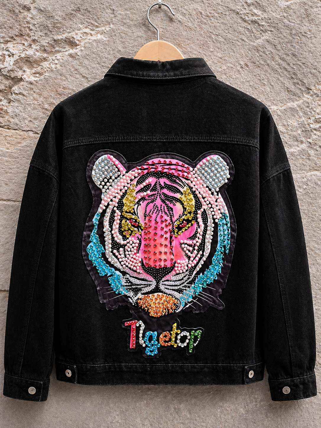 Chaqueta denim negra con bordado de tigre en pedrería