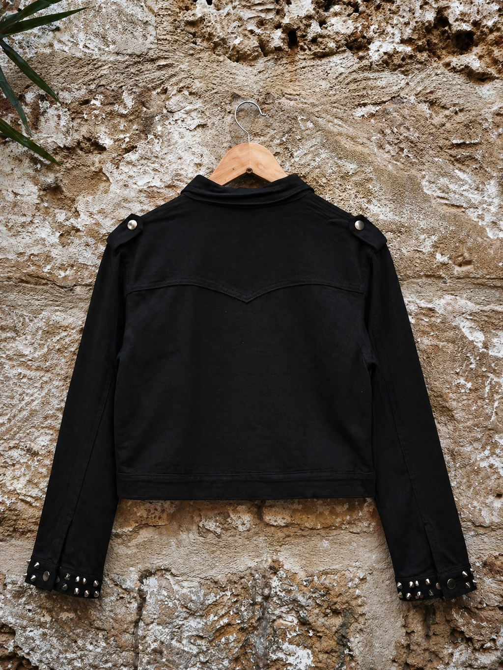 Chaqueta denim negra con pedrería fucsia