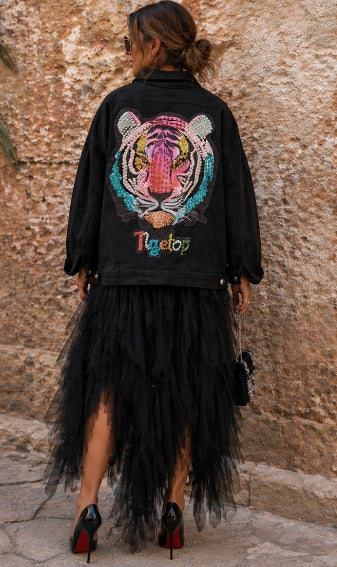 Chaqueta denim negra con bordado de tigre en pedrería